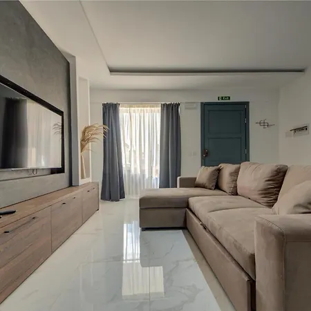 Stylish 3br Maisonette In Qawra Near The Seafront 세인트폴스베이