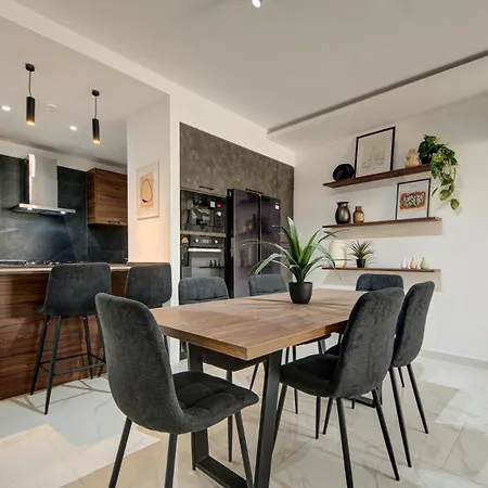Stylish 3br Maisonette In Qawra Near The Seafront 아파트 *